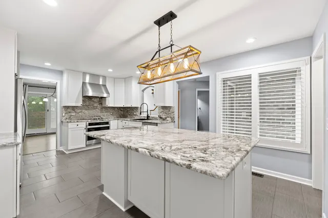 $530,000 | 5509 Aspen Avenue, Downers Grove, IL 60515