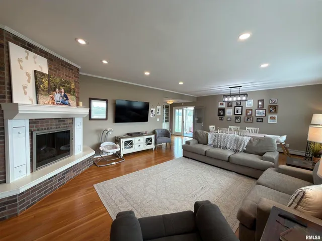 $404,100 | 842 Highway 14, Carmi, IL 62821