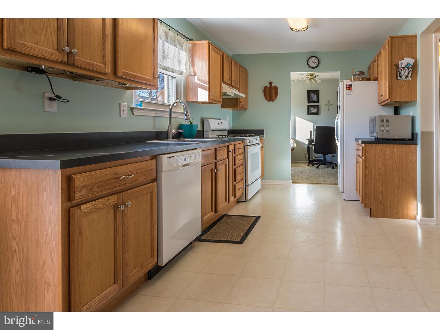 8 Wakefield Road Atco, NJ 08004 - Photo 8 of 20 Kitchen