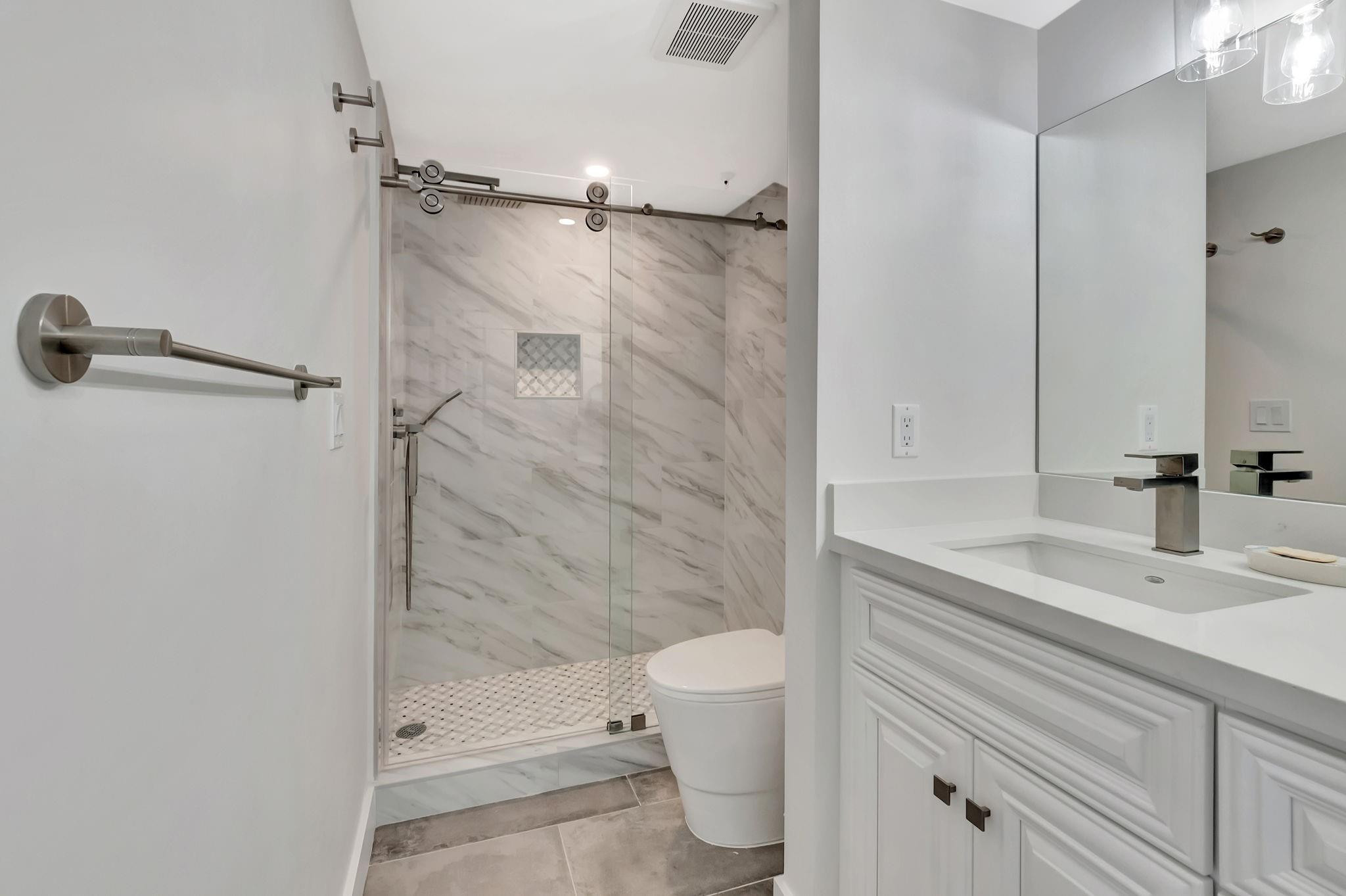 899 Jeffery Street, Unit 708 Boca Raton, FL 33487 - Photo 24 of 51 Guest Bathroom