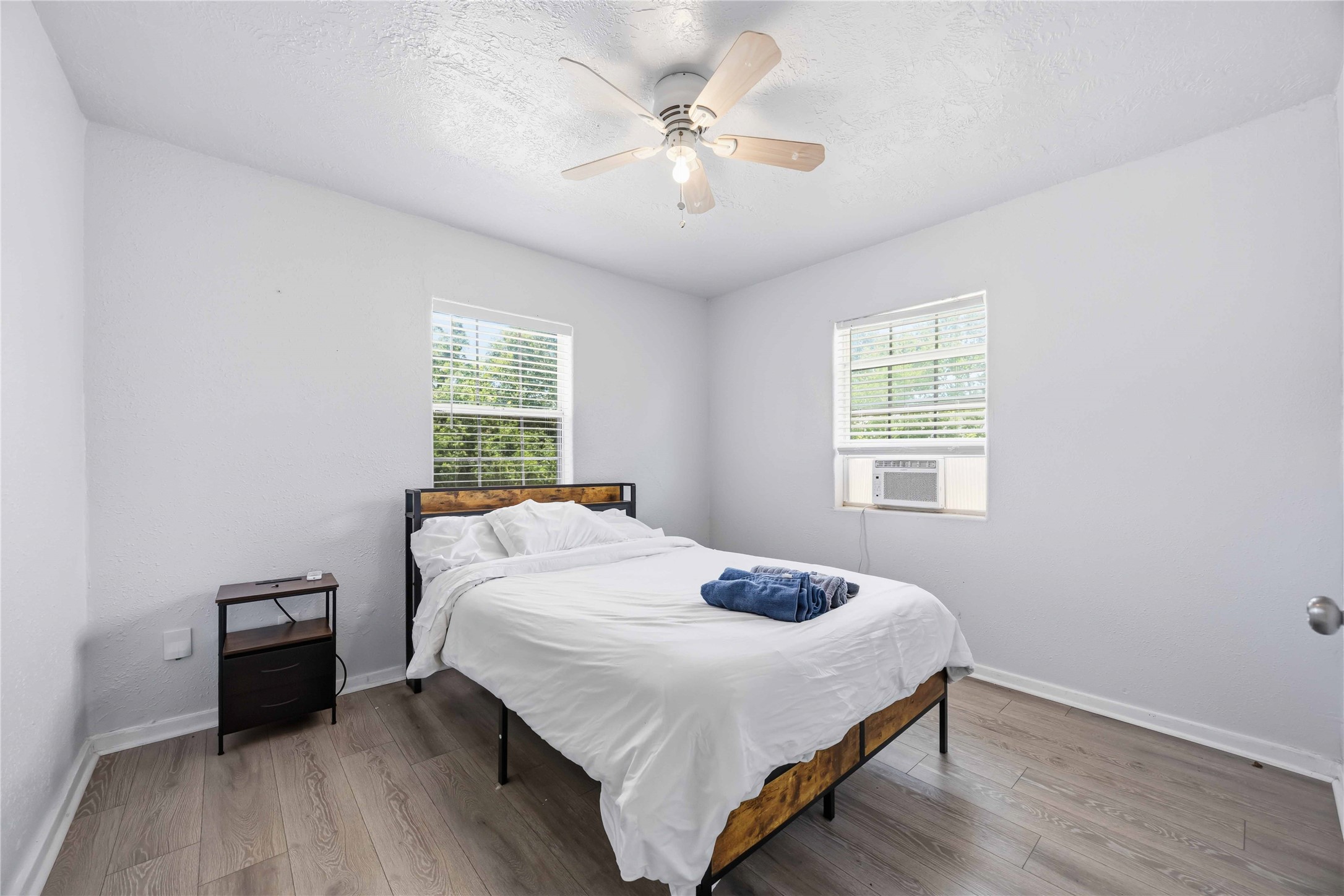 6726 Burkett Street Houston, TX 77021 - Photo 13 of 18 a bedroom with a bed and a window