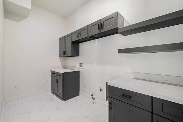 a view of entryway and livingroom with furniture