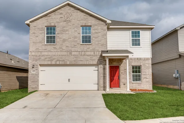 a view of a house with a yard