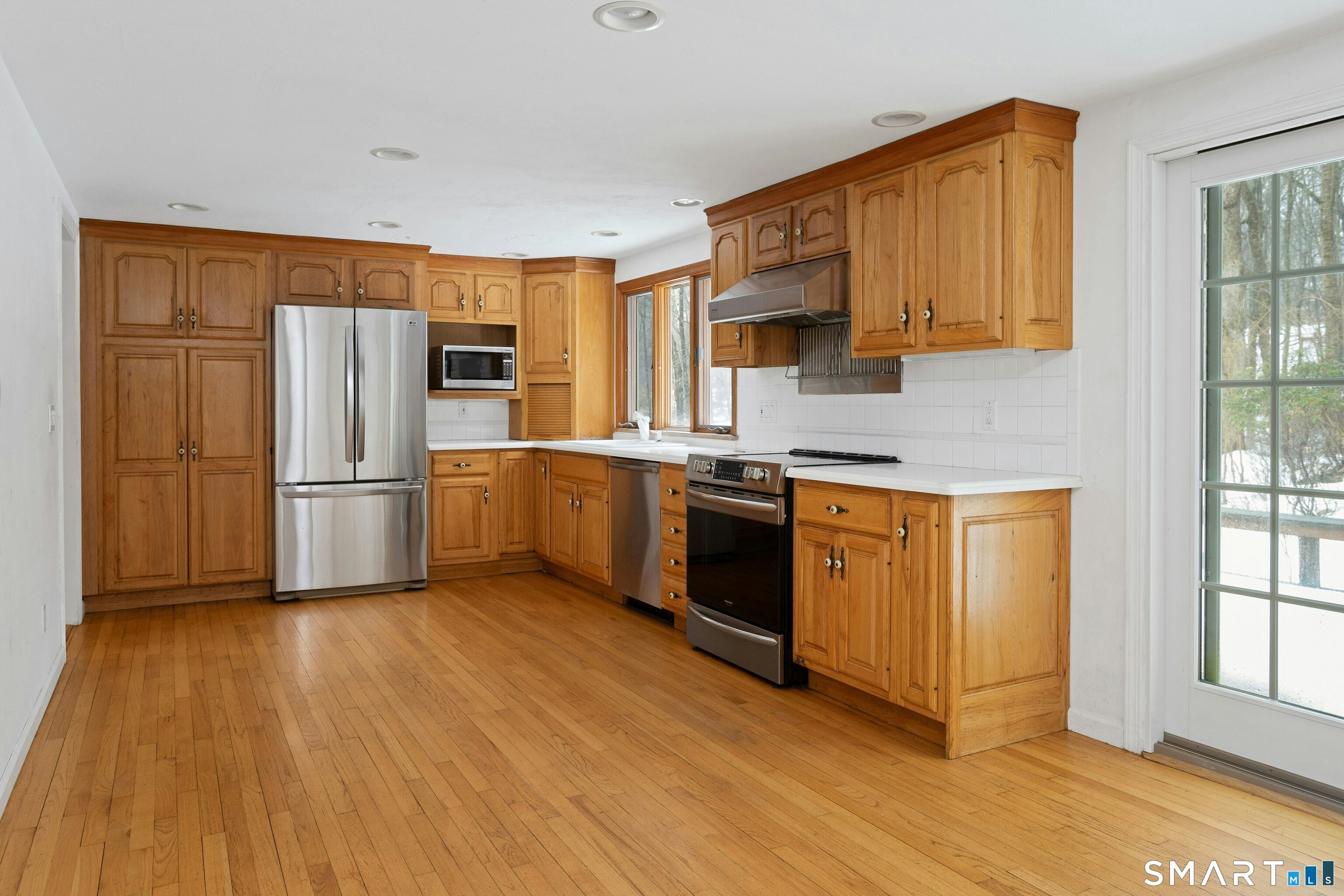 5 Stonehenge Road Weston, CT 06883 - Photo 3 of 30