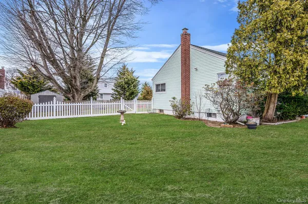 a view of a house with backyard and garden