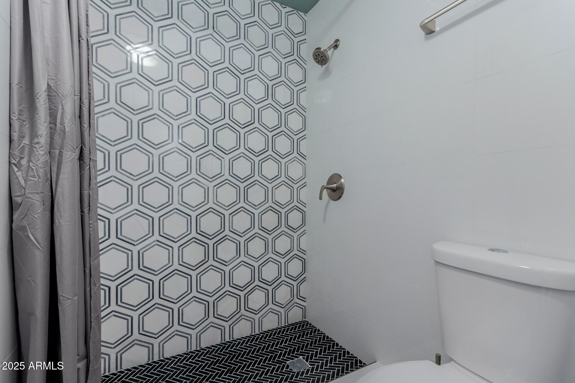 5525 East Thomas Road, Unit M12 Phoenix, AZ 85018 - Photo 18 of 42 Bathroom shower