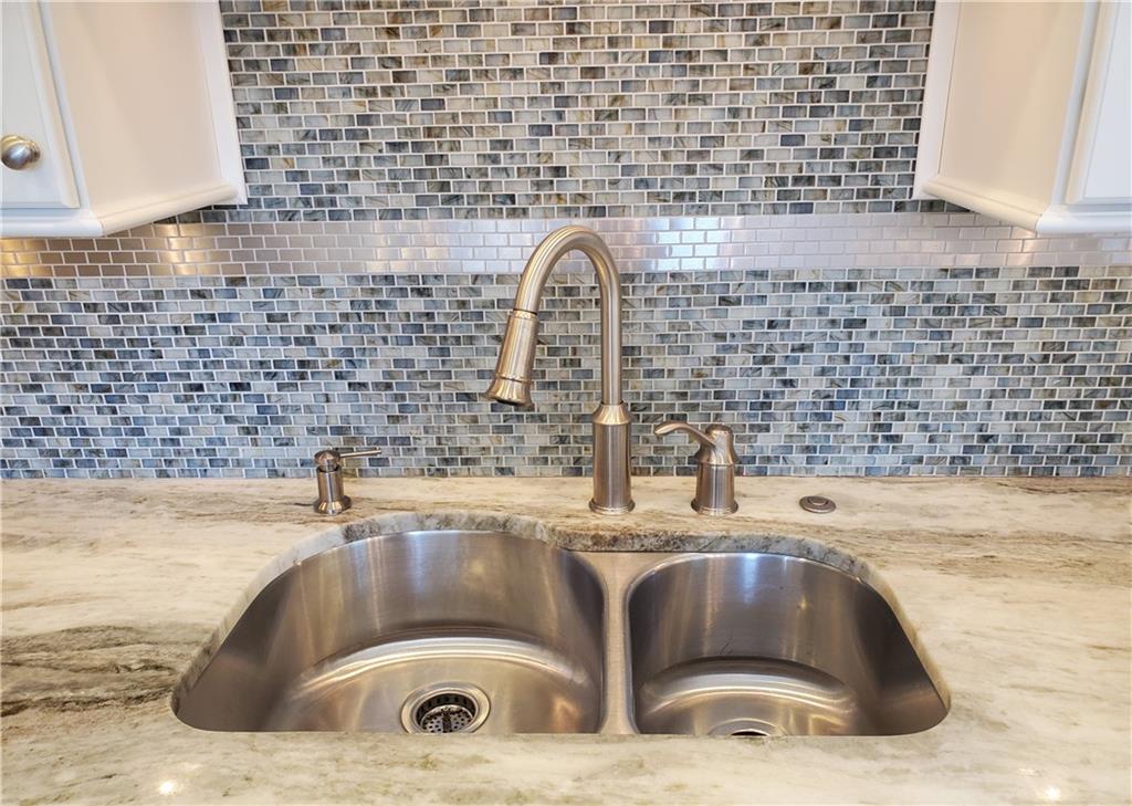 211 Old Ridge Road Coraopolis, PA 15108 - Photo 4 of 25 Gallery Image 4