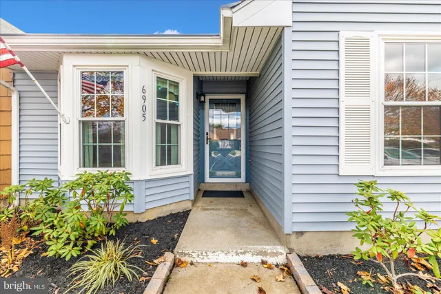 a view of the entrance of the house