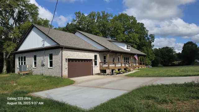 a view of a house with yard and tree s