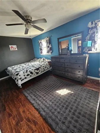 a view of a livingroom with furniture and a ceiling fan