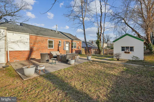 a view of a house with backyard and sitting area