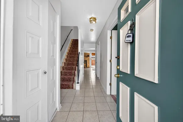 a view of a hallway with windows and entryway
