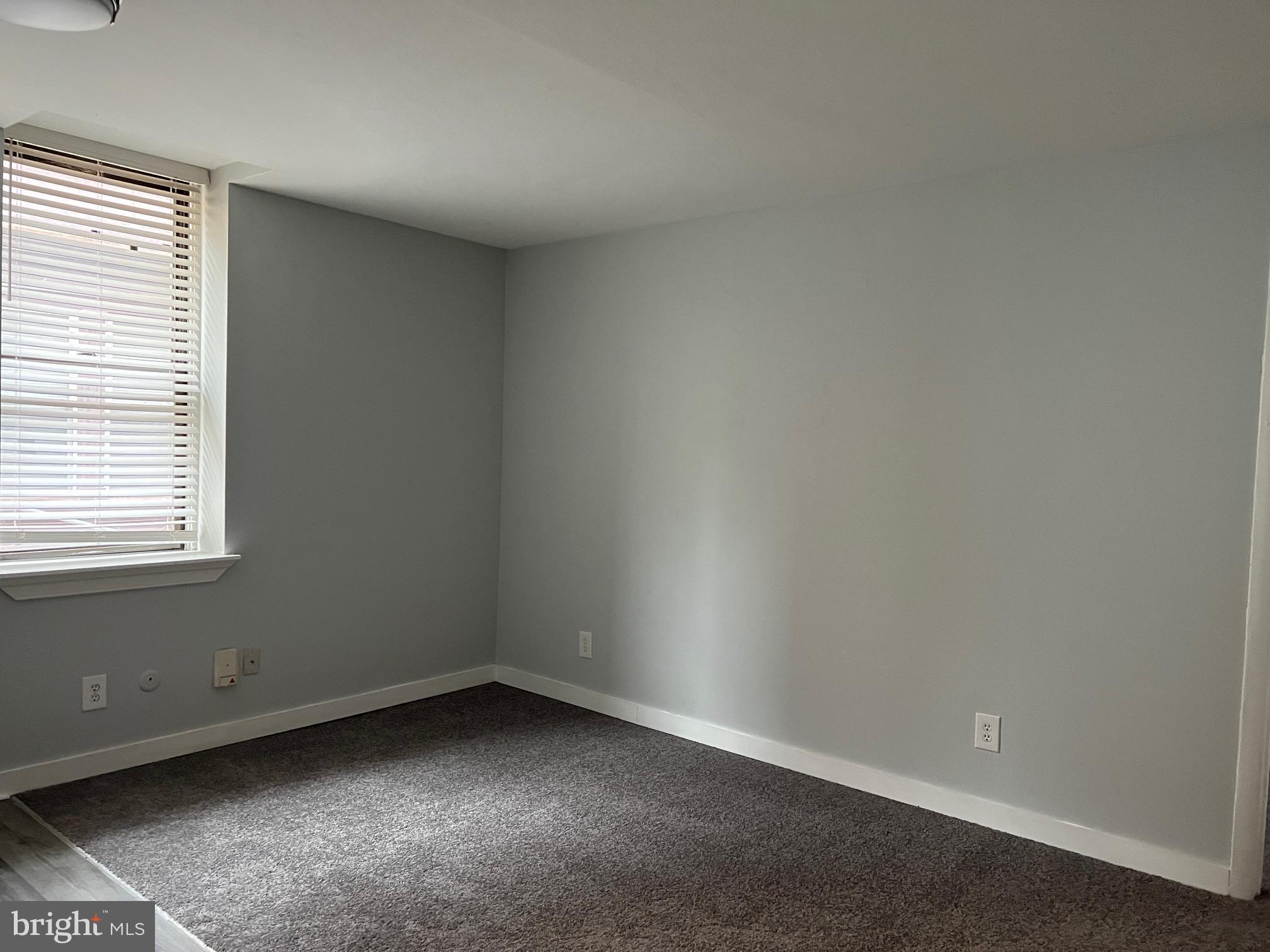 308 South Street, Unit 2 Philadelphia, PA 19147 - Photo 4 of 7 an empty room with a window