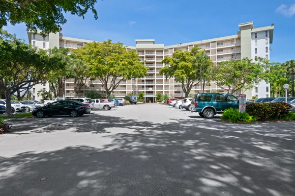 $1,800 | 3051 North Course Drive, Unit 211, Pompano Beach, FL 33069