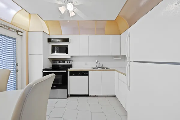 $1,800 | 3051 North Course Drive, Unit 211, Pompano Beach, FL 33069