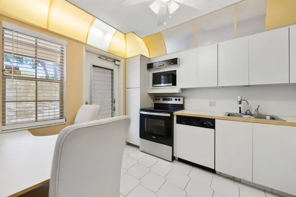 $1,800 | 3051 North Course Drive, Unit 211, Pompano Beach, FL 33069