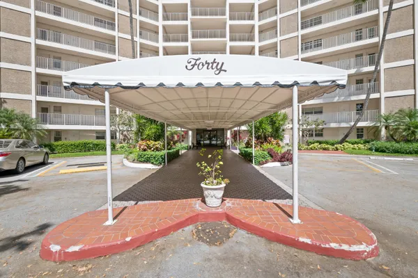 $1,800 | 3051 North Course Drive, Unit 211, Pompano Beach, FL 33069