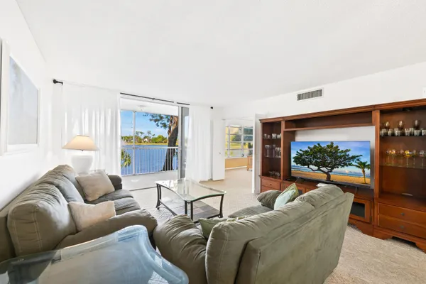 $1,800 | 3051 North Course Drive, Unit 211, Pompano Beach, FL 33069