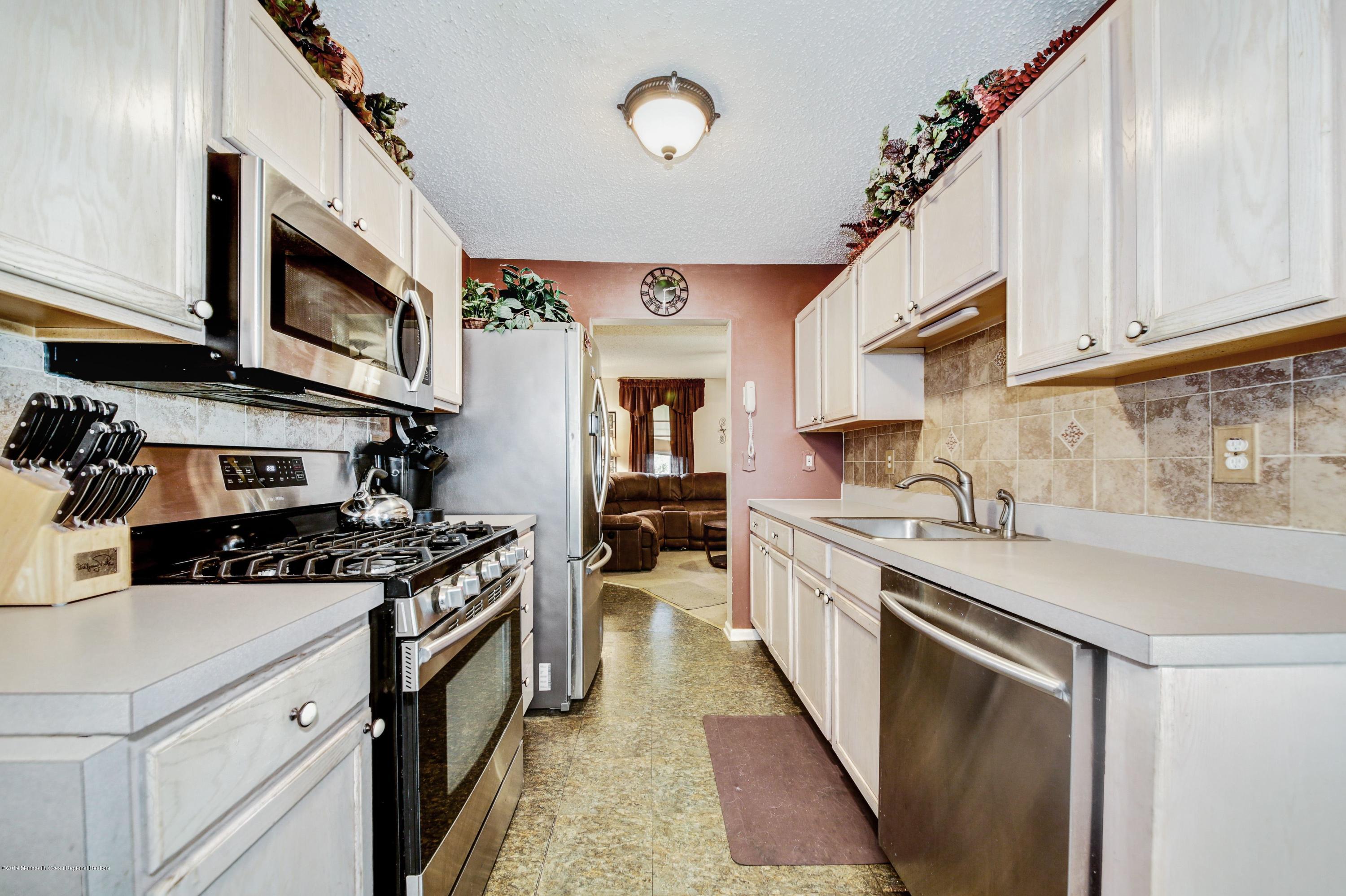 8 Yosemite Road Howell, NJ 07731 - Photo 11 of 27 011_8_Yosemite_Rd_279530_488387