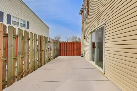 $319,995 | 1834 Jamestown Circle, Hoffman Estates, IL 60169