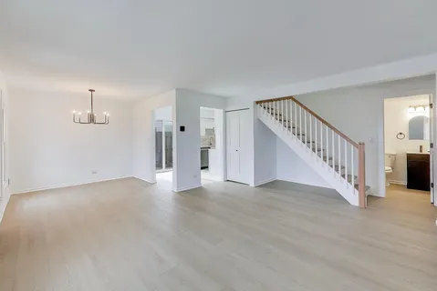 $319,995 | 1834 Jamestown Circle, Hoffman Estates, IL 60169