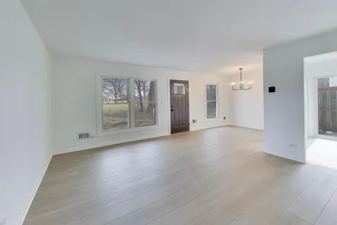 $319,995 | 1834 Jamestown Circle, Hoffman Estates, IL 60169