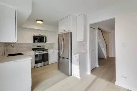 $319,995 | 1834 Jamestown Circle, Hoffman Estates, IL 60169