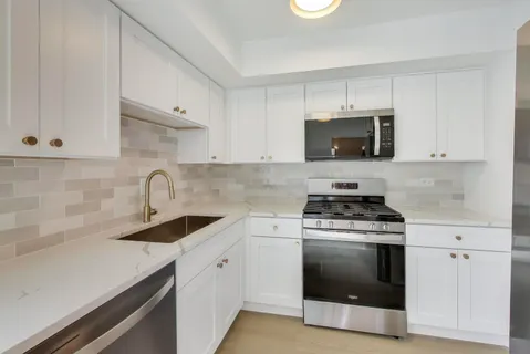 $319,995 | 1834 Jamestown Circle, Hoffman Estates, IL 60169