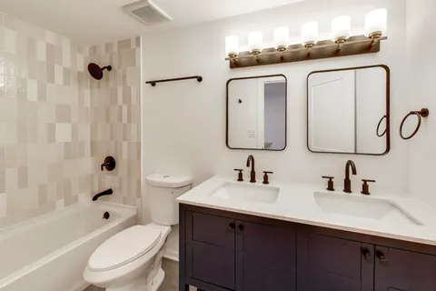 $319,995 | 1834 Jamestown Circle, Hoffman Estates, IL 60169