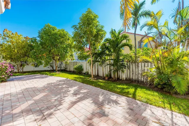 a view of a backyard