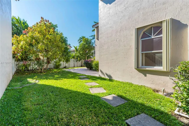 a view of a house with backyard