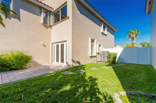 a view of back yard of the house