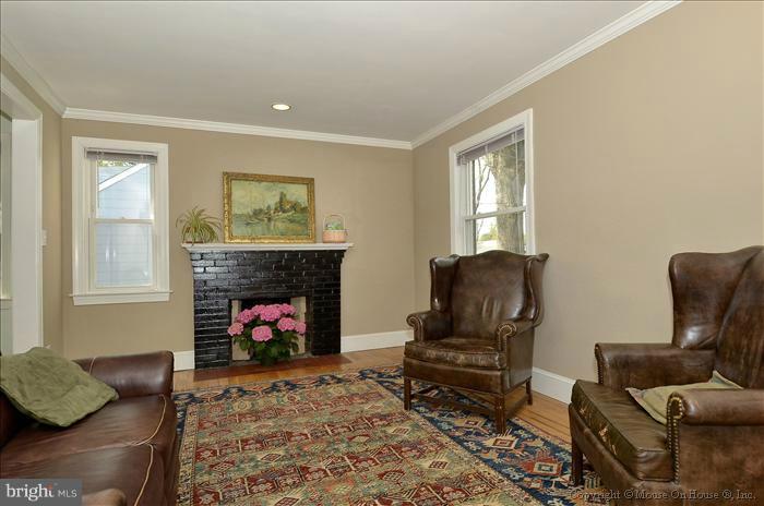 10003 Renfrew Road Silver Spring, MD 20901 - Photo 11 of 27 Living Room