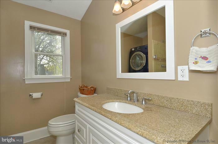 10003 Renfrew Road Silver Spring, MD 20901 - Photo 3 of 27 Bath