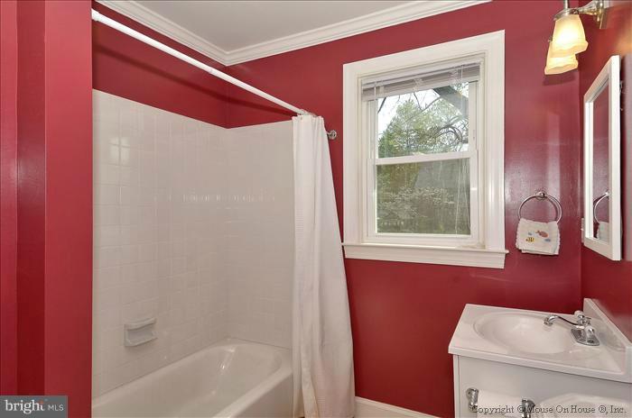 10003 Renfrew Road Silver Spring, MD 20901 - Photo 9 of 27 Bath
