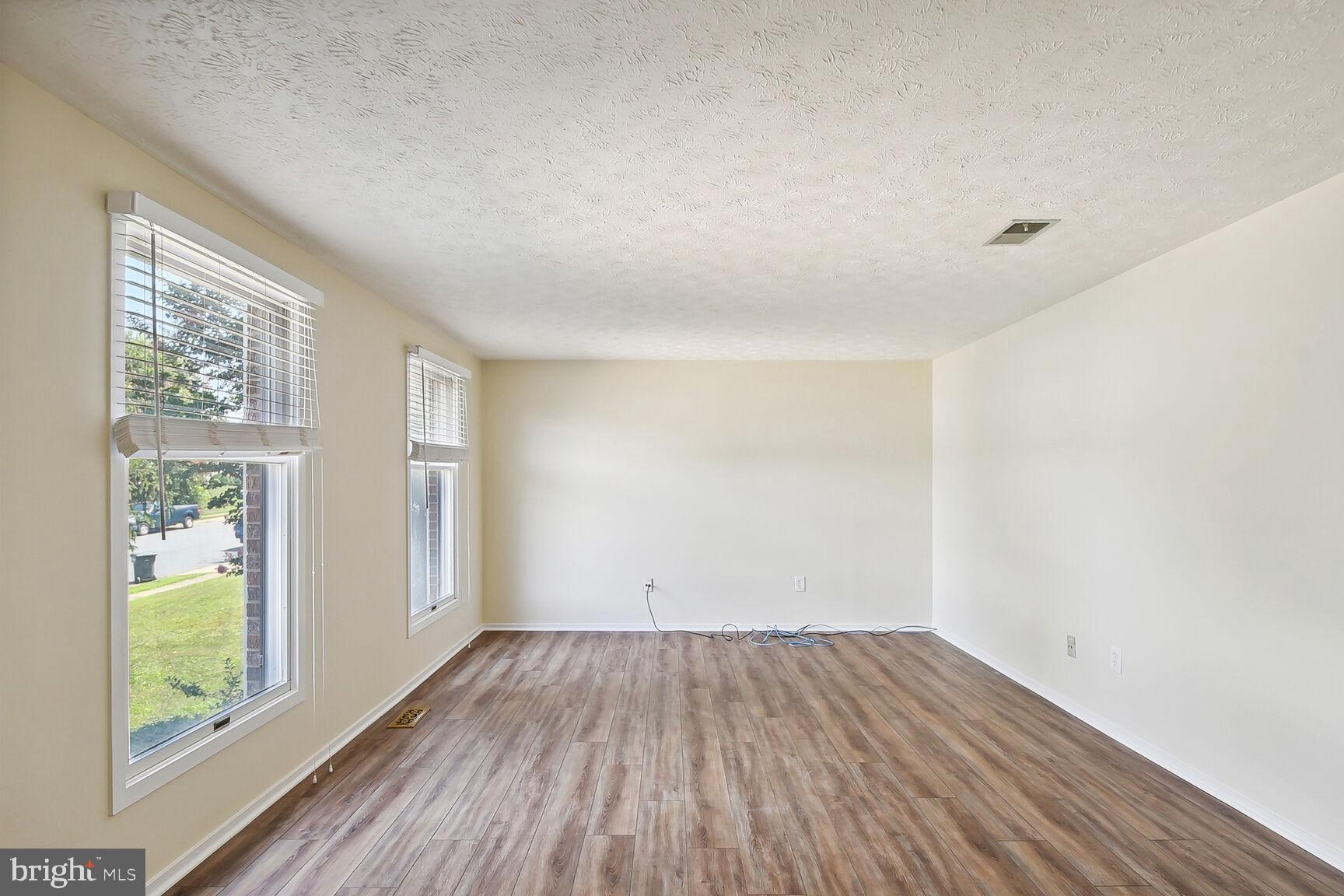 1402 Kingstream Drive Herndon, VA 20170 - Photo 5 of 20