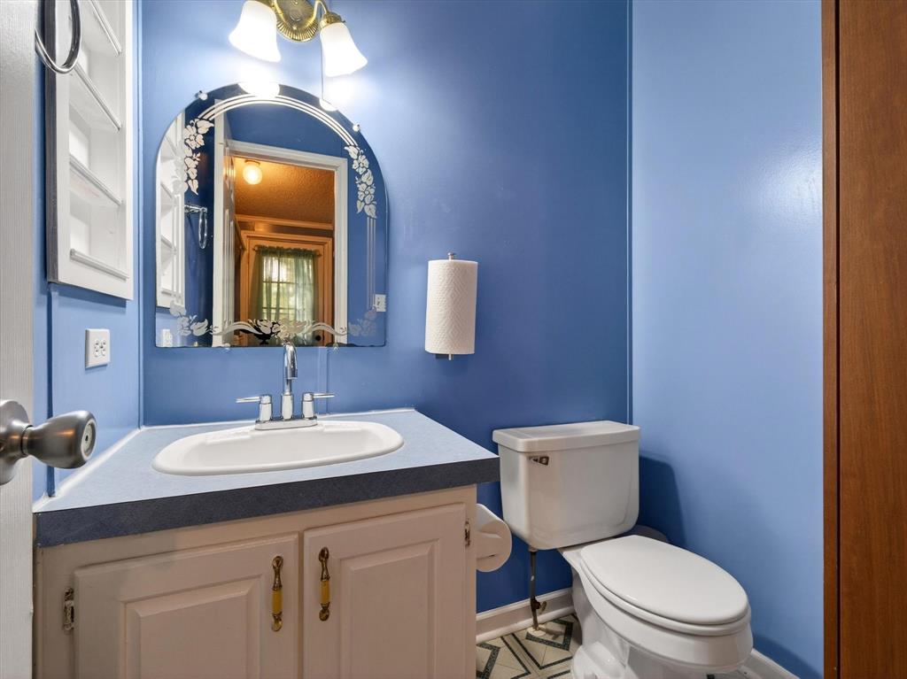 13051 Cherokee Road Sanger, TX 76266 - Photo 28 of 40 Half bathroom off the utility laundry room