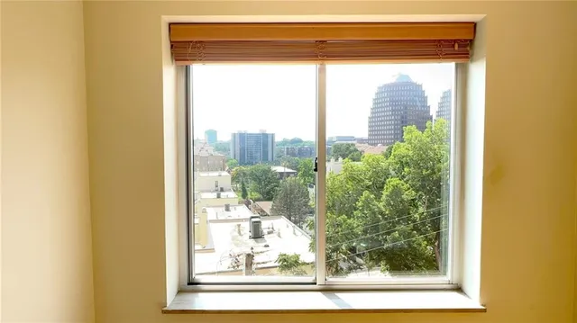 $165,000 | 4550 Warwick Boulevard, Unit 606, Kansas City, MO 64111