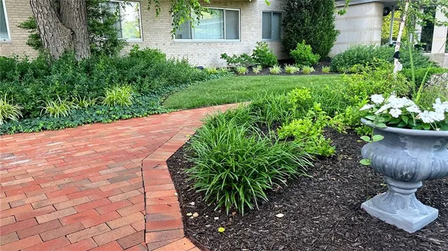 $165,000 | 4550 Warwick Boulevard, Unit 606, Kansas City, MO 64111