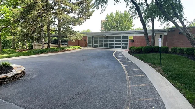 $165,000 | 4550 Warwick Boulevard, Unit 606, Kansas City, MO 64111