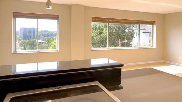 $165,000 | 4550 Warwick Boulevard, Unit 606, Kansas City, MO 64111