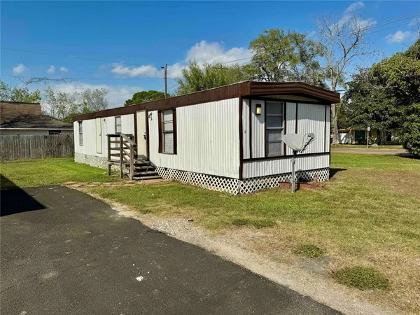 $1,100 | 1718 West Dumble Street, Unit 2, Alvin, TX 77511