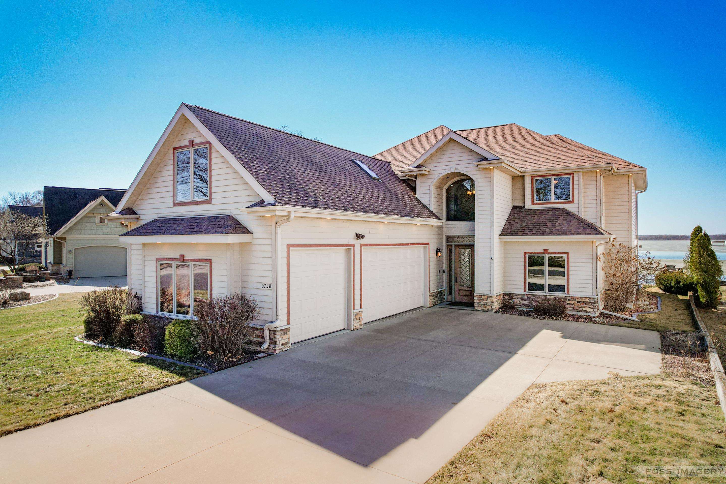 5728 Lake Edge Road McFarland, WI 53558 - Photo 3 of 40