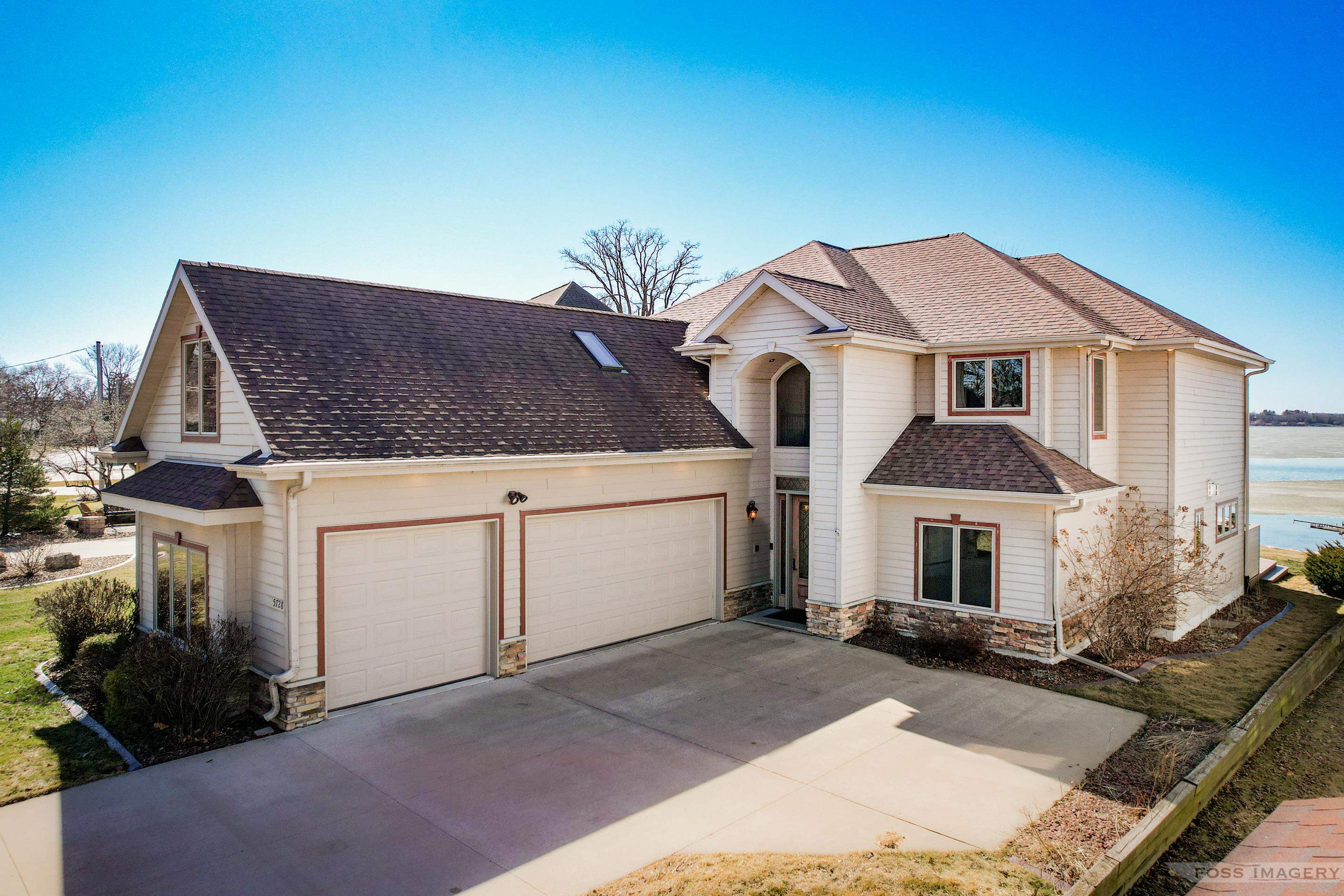 5728 Lake Edge Road McFarland, WI 53558 - Photo 4 of 40