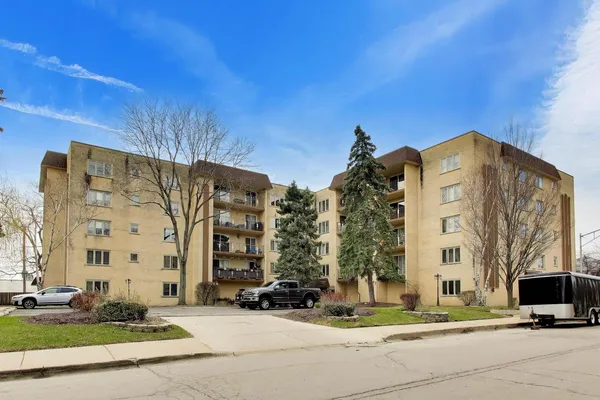 $289,900 | 6455 West Belle Plaine Avenue, Unit 411, Chicago, IL 60634