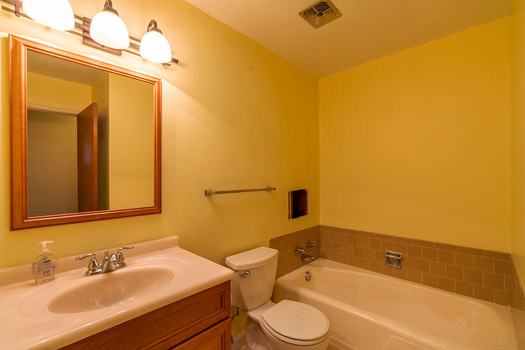 3504 Edgewood Road Eureka, CA 95501 - Photo 9 of 17 Bathroom #2