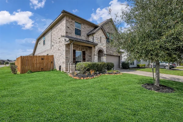 a view of a house with backyard and garden