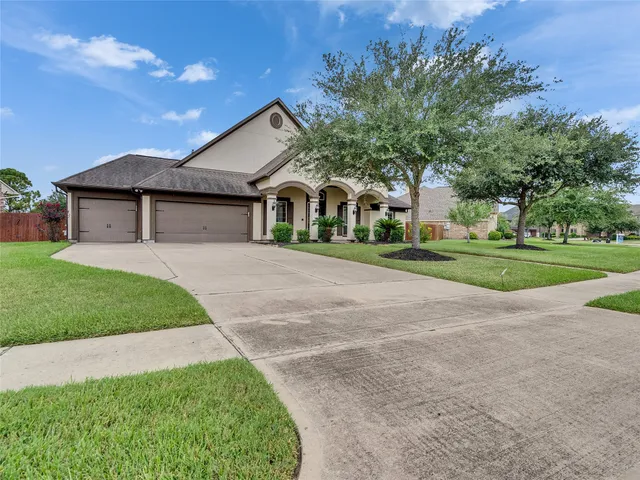 a black and white photo of a floor
