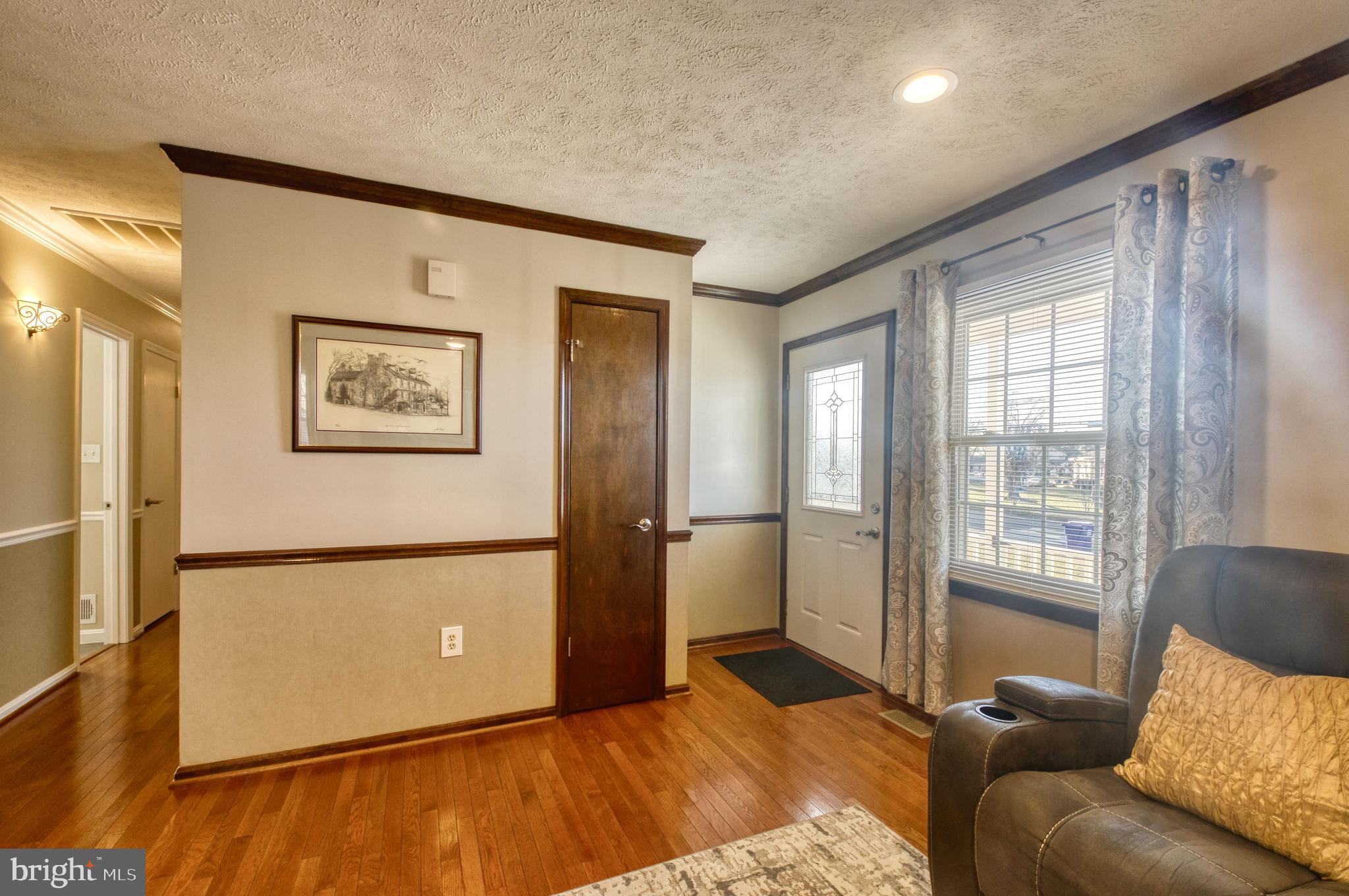 8749 Weems Road Manassas, VA 20110 - Photo 5 of 37 Entry / Foyer
