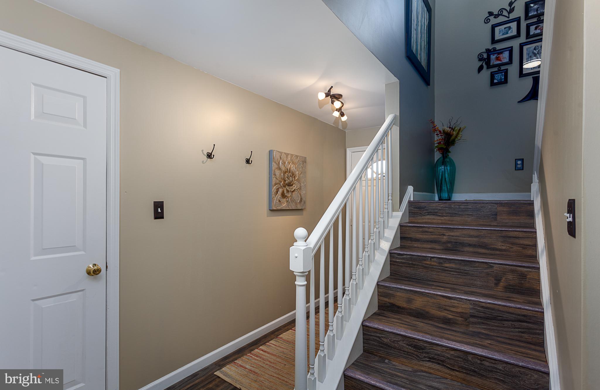 4346 Hillside Road Reading, PA 19606 - Photo 4 of 42 MAIN ENTRANCE HALLWAY